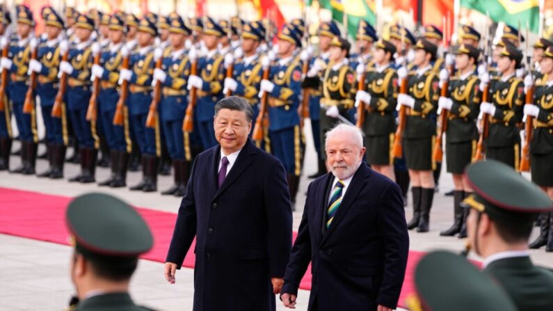 Le président brésilien Luiz Inacio Lula da Silva (à droite) passe en revue une garde d'honneur avec le dirigeant chinois Xi Jinping lors d'une cérémonie de bienvenue organisée à l'extérieur du Grand Hall du Peuple à Pékin, en Chine, le 14 avril 2023. (Ken Ishii,-Pool/Getty Images)
