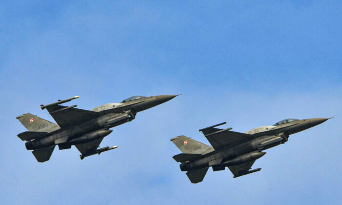 Des avions de chasse F-16. (Genya Savilov/AFP via Getty Images)