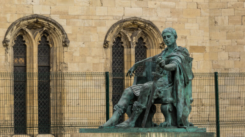 Statue de l'empereur romain Constantin le Grand à York Minster. (Shutterstock)