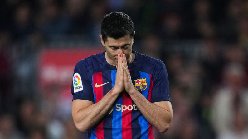 L'attaquant polonais Robert Lewandowski a déclaré qu'il "espère jouer » avec Lionel Messi la saison prochaine en Catalogne. (Photo by Alex Caparros/Getty Images)