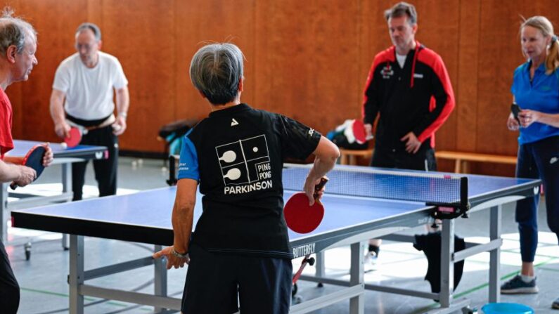 Ping-Pong ou tennis de table, par des personnes âgées, atteintes de la maladie de Parkinson. (Photo by TOBIAS SCHWARZ/AFP via Getty Images)