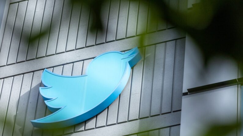 Le logo de Twitter apparaît sur un panneau à l'extérieur du siège de Twitter à San Francisco (Californie), le 28 octobre 2022. (Constanza Hevia/AFP via Getty Images)
