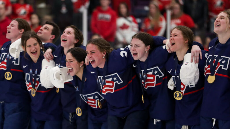 Les Américaines ont remporté la finale des Mondiaux féminins de hockey sur glace face aux Canadiennes (6-3) et détrônent ainsi les doubles championnes du monde en titre. (Photo by Dennis Pajot/Getty Images)