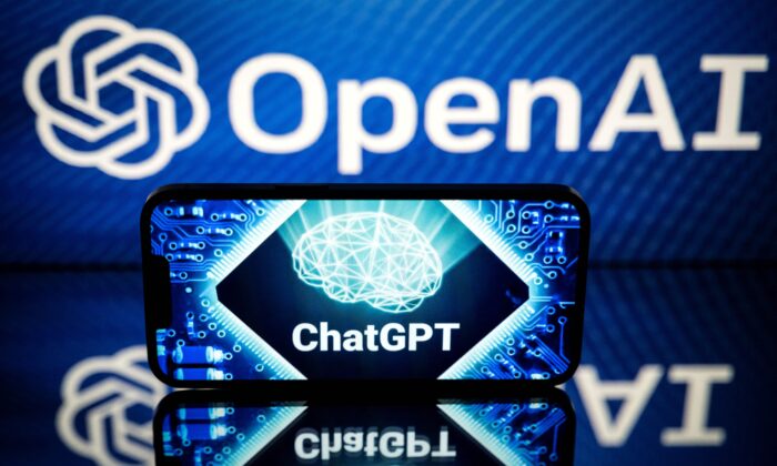 Écrans affichant les logos d'OpenAI et de ChatGPT à Toulouse, France, le 23 janvier 2023. (Lionel Bbonaventure/AFP via Getty Images)