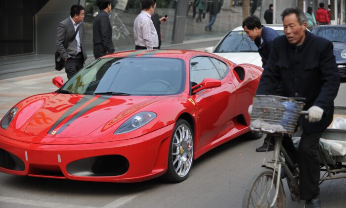 Une Ferrari et un cycliste se partagent la route à Pékin le 25 février 2011, illustrant l'écart de richesse béant entre les riches et les pauvres en Chine. (Peter Parks/AFP via Getty Images)