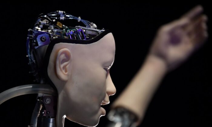 Un robot d'IA intitulé « Alter 3 : Offloaded Agency » est photographié lors d'un photocall pour promouvoir la prochaine exposition intitulée « AI : More than Human », au Barbican Centre à Londres, le 15 mai 2019. (Ben Stansall/AFP via Getty Images)