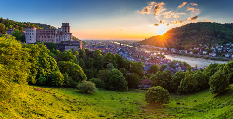 Vue panoramique de la ville et du château de Heidelberg. La belle ville médiévale et la rivière Neckar sont à droite. À gauche, le château de Heidelberg se dresse sur une colline, 100 mètres au-dessus de la rivière. De sa position élevée, le château domine l'horizon de la vieille ville depuis plus de 8 siècles. (DaLiu/Shutterstock)