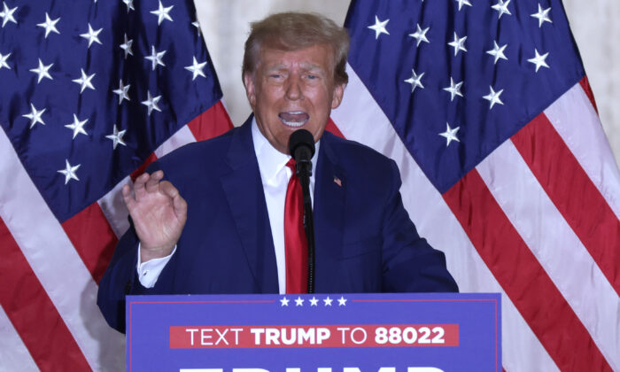 L'ancien président Donald Trump s'exprime lors d'un événement à Mar-a-Lago, à West Palm Beach (Floride), le 4 avril 2023. (Alex Wong/Getty Images)