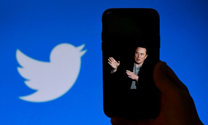 Sur cette photo d'illustration, un écran de téléphone affiche une photo d'Elon Musk avec le logo de Twitter en arrière-plan, à Washington, le 4 octobre 2022. (Olivier Douliery/AFP via Getty Images)