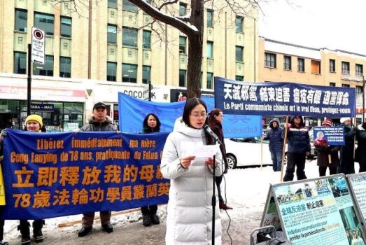 Cong Xinmiao, pratiquante du Falun Gong, manifeste devant le consulat de Chine à Montréal, au Canada, pour la libération de sa mère, qui a été condamnée à quatre ans de prison en mars. (photo minghui.org)