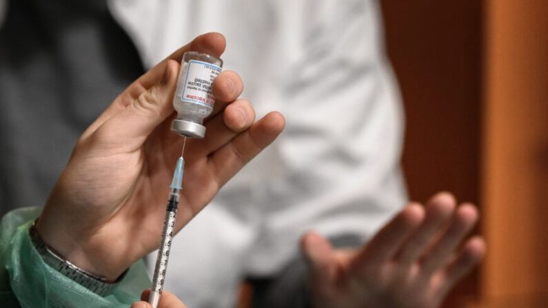 Prélèvement d'un vaccin Covid-19 en Suisse le 14 décembre 2021. (Fabrice Coffrini/AFP via Getty Images)

