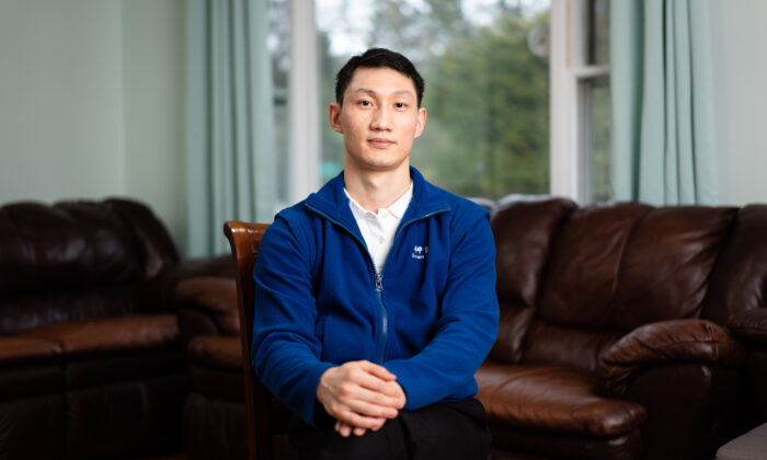 Steven Wang, premier danseur de Shen Yun, à son domicile dans l'État de New York, le 31 mars 2023 (Samira Bouaou/ Epoch Times)