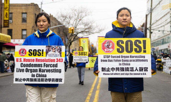 Défilé de pratiquants du Falun Gong à Brooklyn, N.Y., pour attirer l'attention sur la persécution du régime chinois, le 26 février 2023. (Chung I Ho/Epoch Times)

