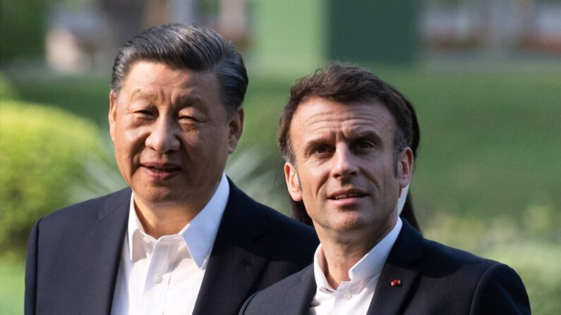  Xi Jinping et Emmanuel Macron dans le jardin de la résidence du gouverneur de la province chinoise du Guangdong, le 7 avril 2023. (Jacques WittI/Pool/AFP via Getty Images)