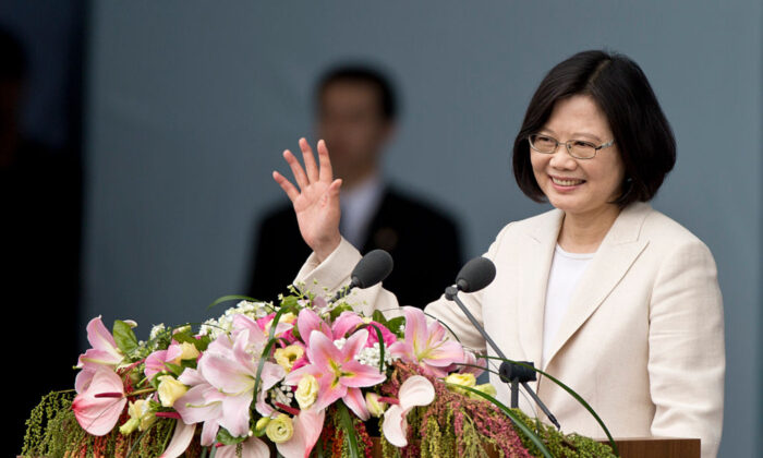 La présidente Tsai Ing-wen salue la foule à Taipei, Taïwan, le 20 mai 2016. (Ashley Pon/Getty Images)