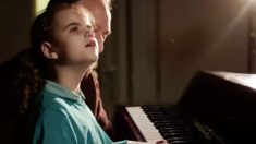 Une enfant prodige au piano, aveugle et atteinte d’autisme sévère, laisse le public bouche bée grâce à son incroyable don musical