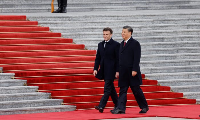 Xi Jinping et Emmanuel Macron lors de la cérémonie officielle de bienvenue à Pékin, le 6 avril 2023. (Ludovic Marin/AFP via Getty Images)