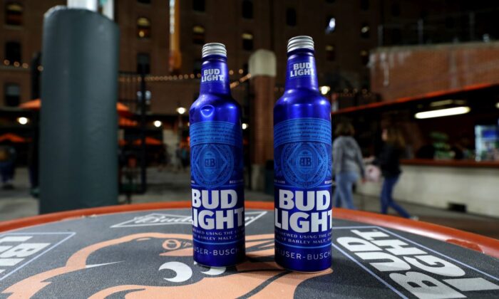 Une photo de canettes de bière Bud Light sur une table à Baltimore, dans le Maryland, le 19 septembre 2019. (Rob Carr/Getty Images)