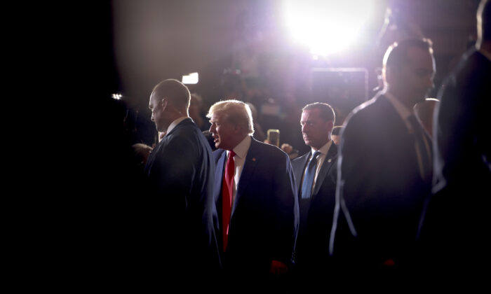 L'ancien président américain Donald Trump salue ses partisans à son arrivée à un événement à Mar-a-Lago à West Palm Beach, Floride, le 4 avril 2023. (Joe Raedle/Getty Images)
