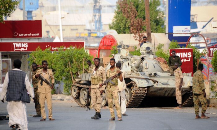 Des soldats de l'armée soudanaise, fidèles au chef de l'armée Abdel Fattah al-Burhan, occupent une position dans la ville de Port-Soudan, sur la mer Rouge, le 20 avril 2023. - Plus de 300 personnes ont été tuées depuis que les combats ont éclaté le 15 avril entre les forces fidèles à al-Burhan et son adjoint, Mohamed Hamdan Daglo, qui commande les forces paramilitaires de soutien rapide (RSF). (AFP via Getty Images)