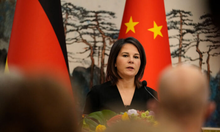 Annalena Baerbock, la ministre allemande des Affaires étrangères, prend la parole lors d'une conférence de presse conjointe avec le ministre chinois des Affaires étrangères Qin Gang (pas sur l’image) à la maison d'hôtes d'État Diaoyutai à Pékin, le 14 avril 2023. (Suo Takekuma/ Pool/Getty Images)