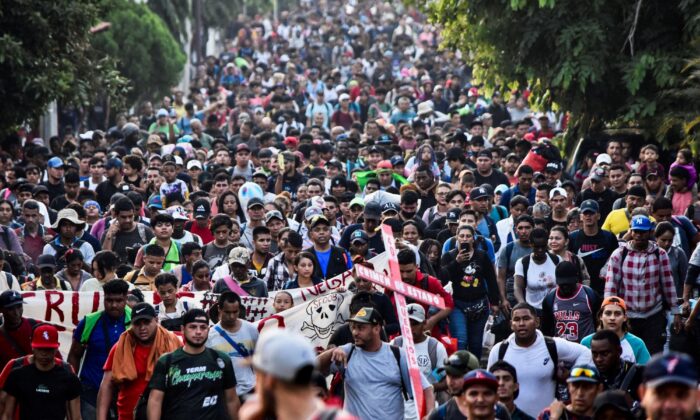 Des migrants d'Amérique centrale et d'Amérique du Sud participent à une caravane qui tente d'atteindre la frontière entre le Mexique et les États-Unis, en même temps qu'ils manifestent pour protester contre la mort de 40 migrants dans l'incendie d'un centre de détention dans la ville de Juárez, à Tapachula, dans l'État du Chiapas, dans le sud du Mexique, le 23 avril 2023. (Stringer/AFP via Getty Images)