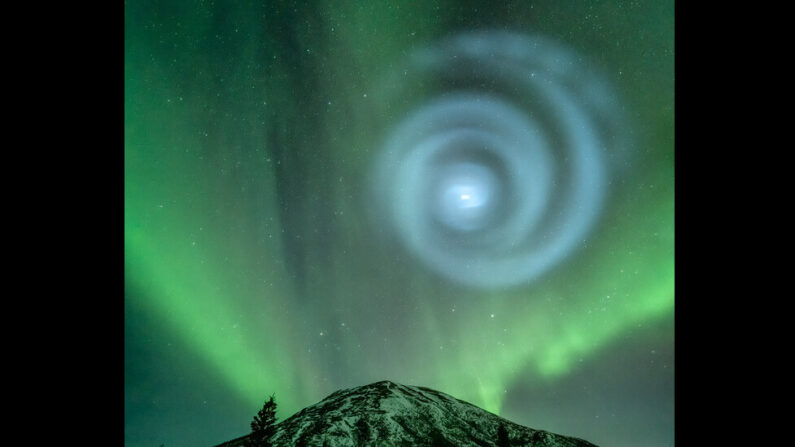 Capture d’écran d’une photographie de Todd Salat, montrant une mystérieuse spirale bleue capturée le 15 avril 2023 en Alaska. (TODD SALAT – CAPTURE D’ÉCRAN AURORAHUNTER)