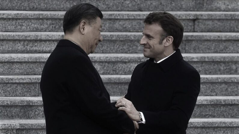 Poignée de main entre Xi Jinping et Emmanuel Macron lors de la cérémonie officielle d'accueil à Pékin, le 6 avril 2023. (LUDOVIC MARIN/AFP via Getty Images)