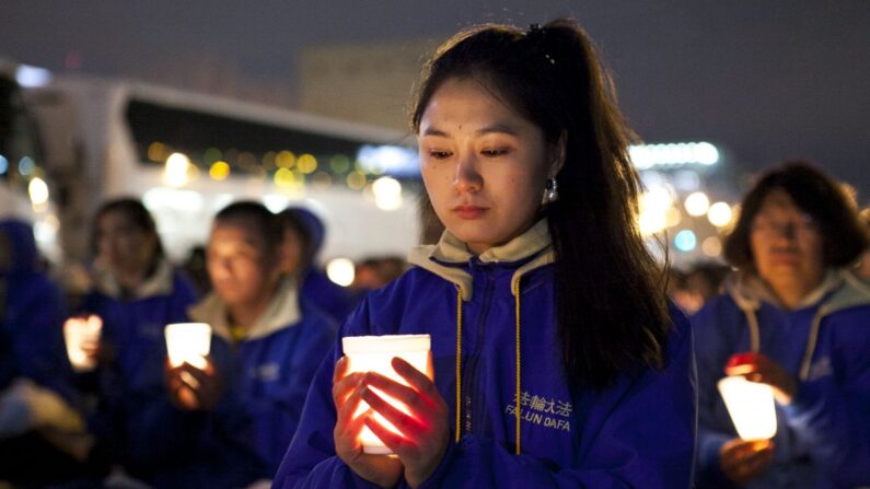 Des pratiquants de Falun Dafa organisent une veillée à la bougie en guise de protestation pacifique près du consulat de Chine à New York, le 25 avril 2014. La manifestation vise à dénoncer la persécution du Falun Dafa par le régime chinois, qui dure depuis 15 ans. (Samira Bouaou/Epoch Times)