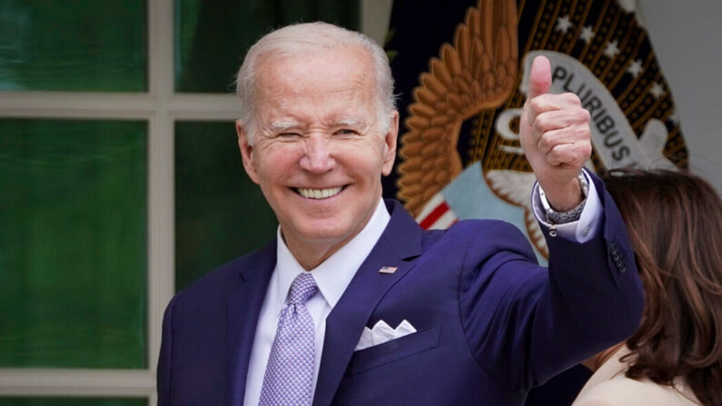 Le président Joe Biden aborde la question de l'essor des petites entreprises lors de la Semaine nationale des petites entreprises dans la roseraie de la Maison-Blanche, à Washington, le 1er mai 2023.