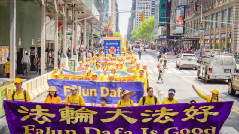 Des pratiquants du Falun Gong défilent à Manhattan pour célébrer la Journée mondiale du Falun Dafa, le 12 mai 2023, à New York. (Larry Dye/Epoch Times)