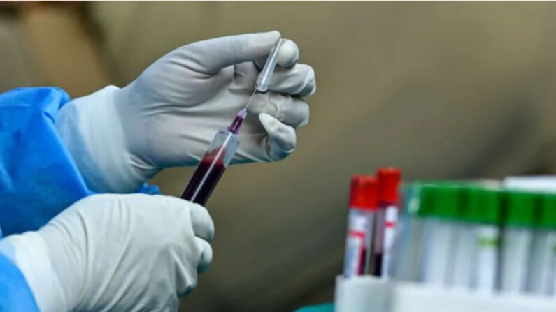 Un agent de santé tient un échantillon de sang donné par un patient atteint du coronavirus Covid-19 pour le plasma dans un camp de don à Srinagar, en Inde, le 22 juillet 2020. (Tauseef Mustafa/AFP via Getty Images)