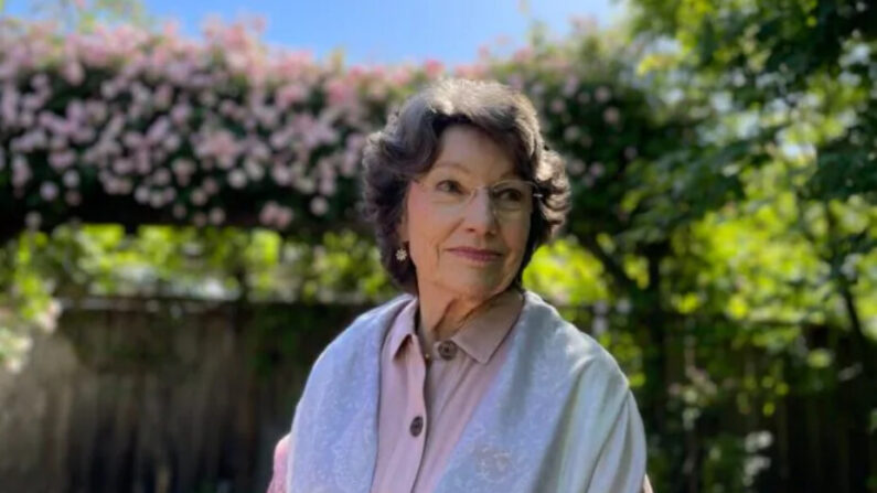Linda Campbell dans son jardin dans le comté de Sonoma, en Californie, le 12 mai 2023. (Avec l'aimable autorisation de Linda Campbell)