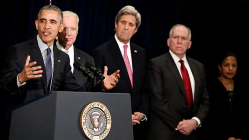 Le président Barack Obama prononce un discours depuis le siège de la CIA sous le regard du vice-président Joe Biden, du secrétaire d'État John Kerry, du directeur de la CIA John Brennan et de la conseillère à la sécurité nationale Susan Rice, à Langley (Virginie), le 13 avril 2016. (Win McNamee/Getty Images)