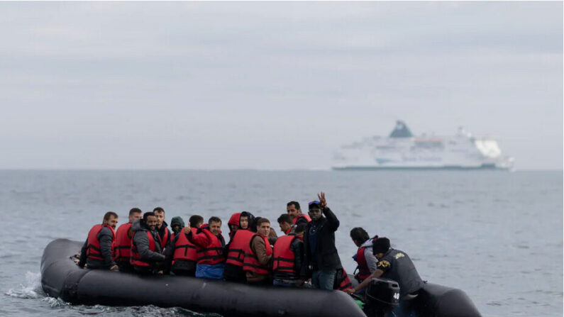 Une embarcation gonflable transportant des immigrés clandestins traverse le couloir de navigation dans la Manche au large de Douvres, en Angleterre, le 4 août 2022. (Dan Kitwood/Getty Images)