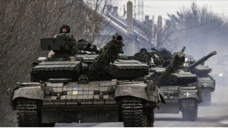 Des chars ukrainiens se dirigent vers Bakhmout, dans la région de Donetsk, le 20 mars 2023. (Aris Messinis/AFP via Getty Images)
