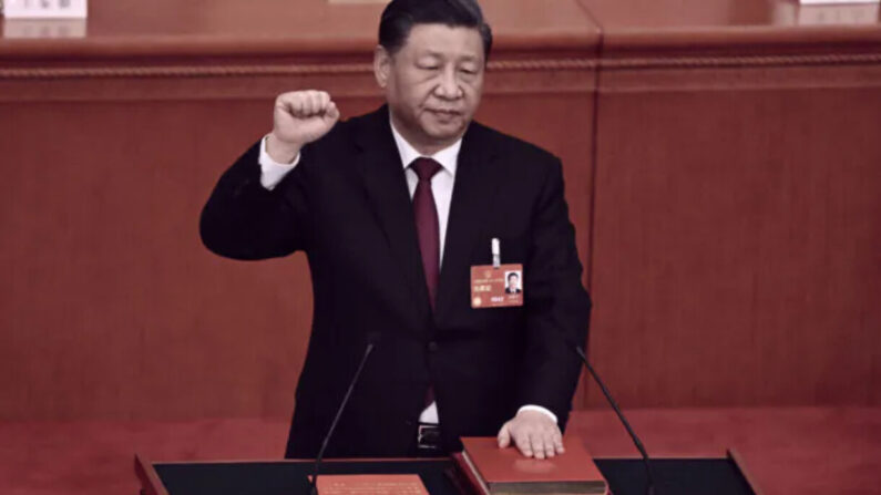 Le dirigeant chinois Xi Jinping prête serment après avoir été reconfirmé à la tête de l'État pour un troisième mandat historique, à Pékin, le 10 mars 2023. Xi Jinping a obtenu un nouveau mandat de chef du PCC en octobre 2022, il a donc sans surprise été reconduit à l’unanimité dans ses fonctions à la présidence de la Chine par l'Assemblée nationale populaire – le Parlement inféodé au Parti communiste chinois (PCC) au pouvoir. (Noel Celis/AFP via Getty Images)