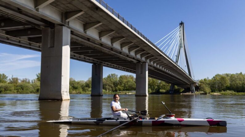 Christophe Gruault, a débuté un périple de 2.023 km qui l'amènera à Paris en empruntant les rivières de cinq pays. (Photo by WOJTEK RADWANSKI/AFP via Getty Images)