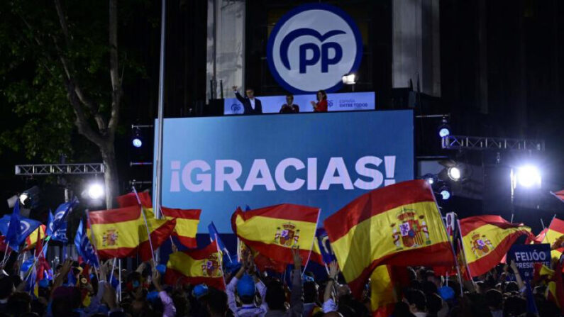 Les partisans du Parti populaire se rassemblent pour célébrer le résultat du scrutin devant le siège du parti à Madrid, le 28 mai 2023. (Photo de JAVIER SORIANO / AFP / Getty Images)