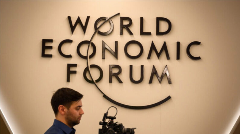 Un caméraman travaille devant un logo du Forum économique mondial à Davos, dans l'est de la Suisse, le 20 janvier 2019. (Fabrice Coffrini/AFP via Getty Images)