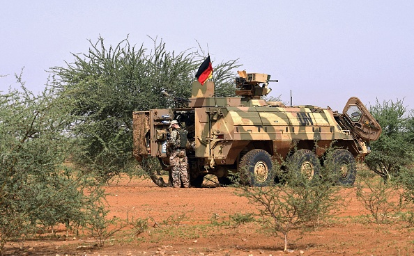 Un soldat allemand de la Minusma (Mission multidimensionnelle intégrée des Nations unies pour la stabilisation au Mali) recherche des IED (engins explosifs improvisés) lors d'une patrouille sur la route de Gao à Gossi, au Mali, le 2 août 2018. (SEYLLOU/AFP via Getty Images)