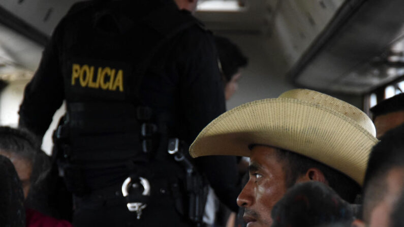 Les deux chauffeurs de l'autocar sont toujours recherchés ainsi que d'autres migrants qui ont disparus dans les mêmes conditions. (Photo d'illustration - ORLANDO ESTRADA/AFP via Getty Images)