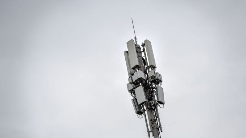 Une antenne pour le service de réseau mobile 5G est photographiée le 2 septembre 2019 à Etoy, dans l'ouest de la Suisse. (FABRICE COFFRINI/AFP via Getty Images)