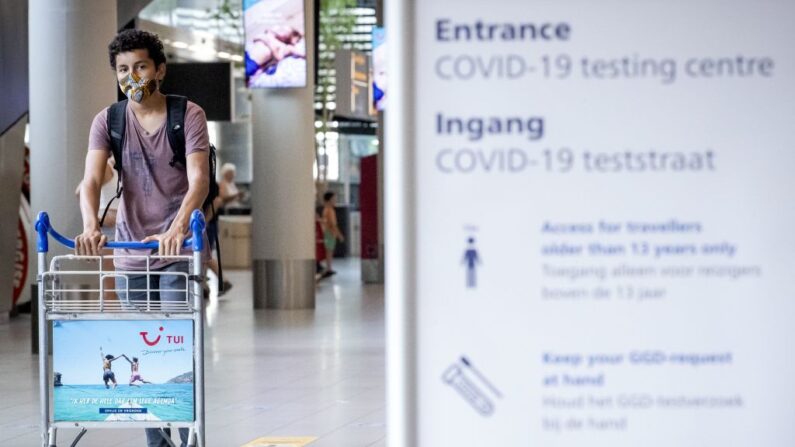 Un voyageur se rend au centre de test géré par le service de santé publique de Kennemerland aux Pays-Bas, à son arrivée à l'aéroport de Schiphol, le 13 août 2020. (SEM VAN DER WAL/ANP/AFP via Getty Images)