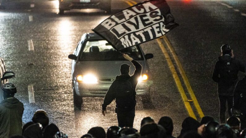 Un manifestant brandit un drapeau Black Lives Matter lors de manifestations à Seattle le 3 novembre 2020. (David Ryder/Getty Images)