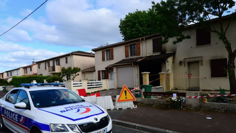 Un véhicule de police est garé devant la maison où une Française de 31 ans mère de trois enfants a été brûlée vive par son mari, le 5 mai 2021 à Mérignac. (Photo MEHDI FEDOUACH/AFP via Getty Images)