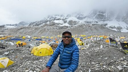 Un alpiniste népalais au sommet de l’Everest pour la 27e fois, égale le record d’un compatriote