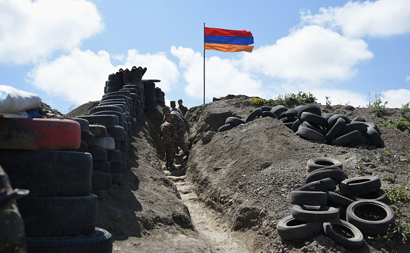 Des soldats marchent dans une tranchée à un point de contrôle frontalier entre l'Arménie et l'Azerbaïdjan. (KAREN MINASYAN/AFP via Getty Images)