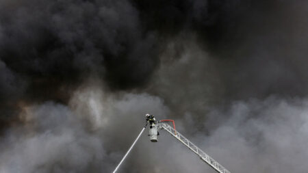 Incendie d’un entrepôt textile à Aubervilliers, importants moyens déployés