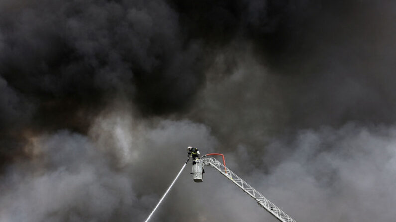 Un incendie dans un entrepôt s'est déclaré à Aubervilliers, ce mardi. Illustration. (Photo FRED DUFOUR/AFP via Getty Images)